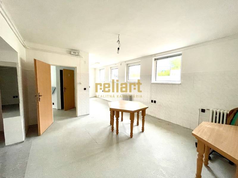 Interieur eines Einfamilienhauses mit leerem Raum, Tischen und weißen Wänden.