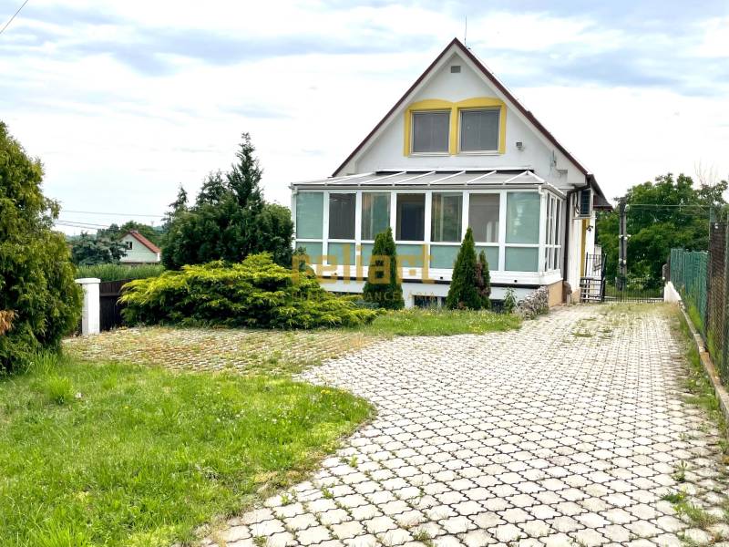 Einfamilienhaus in der Pútnická-Straße in Bratislava - Záhorská Bystrica mit verglaster Veranda.