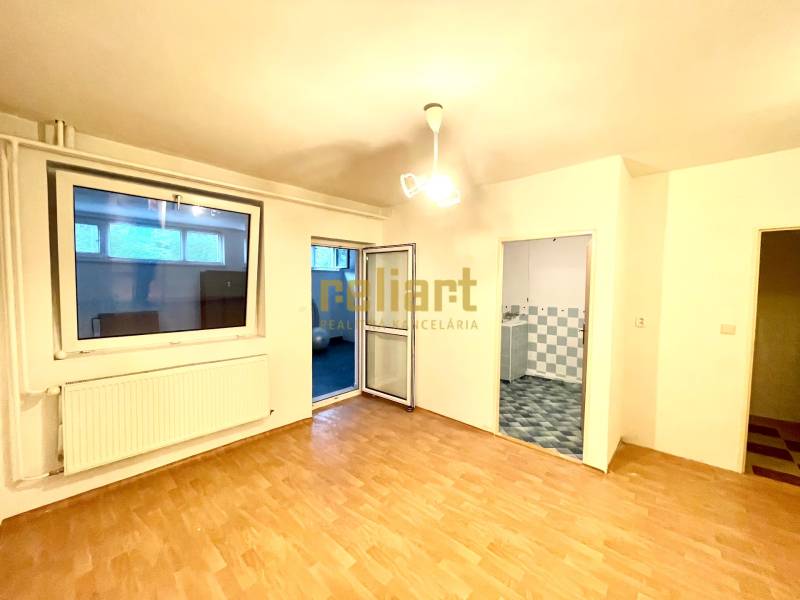 Innenraum eines Einfamilienhauses mit Holzboden, Blick auf das Zimmer und das Badezimmer.