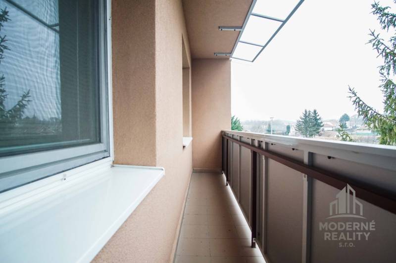 Balkon einer 4-Zimmer-Wohnung in Kolta mit Blick auf Grünflächen und die lokale Szenerie.