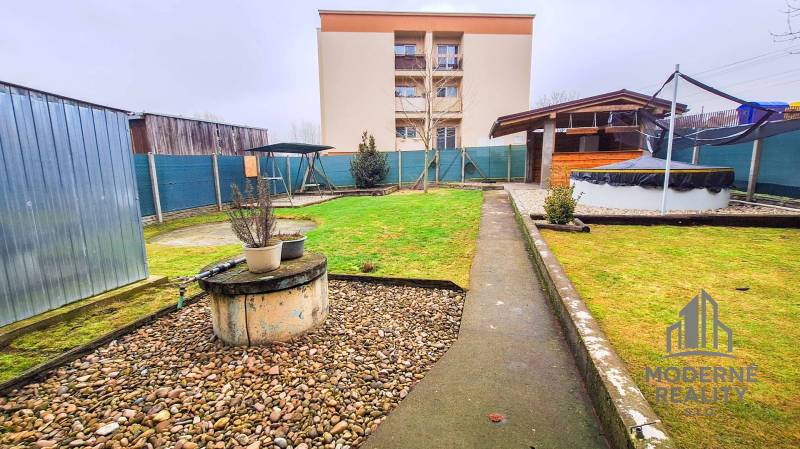 Garten bei einer 4-Zimmer-Wohnung in Kolta mit Grünflächen, Schuppen und überdachtem Außenbereich.