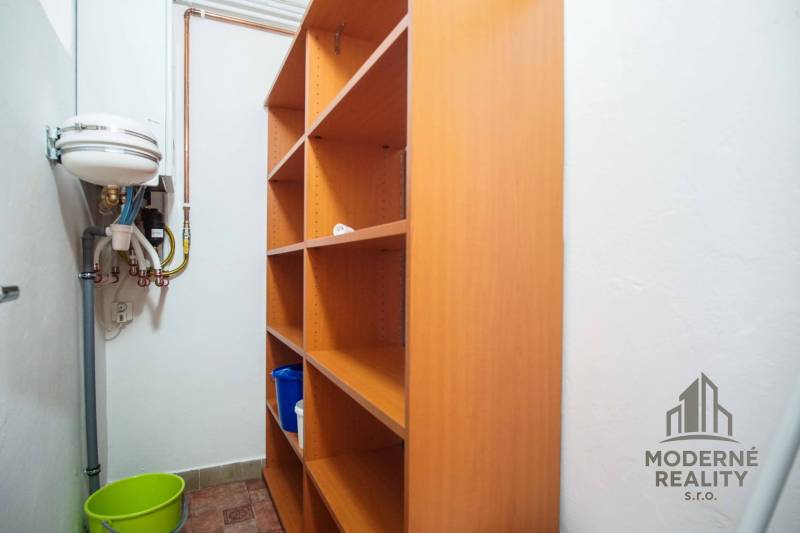 Stauraum mit Regalen und Waschbecken in einer 4-Zimmer-Wohnung.