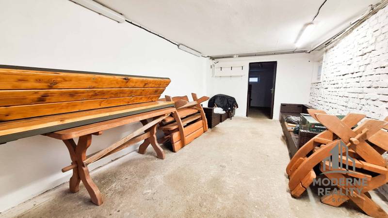 In der 4-Zimmer-Wohnung befindet sich ein Raum mit Holzmöbeln und weißen Wänden.