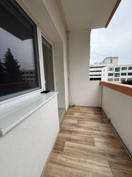 Balkon mit Holzboden in einer Einzimmerwohnung in der Záborského-Straße in Martin.