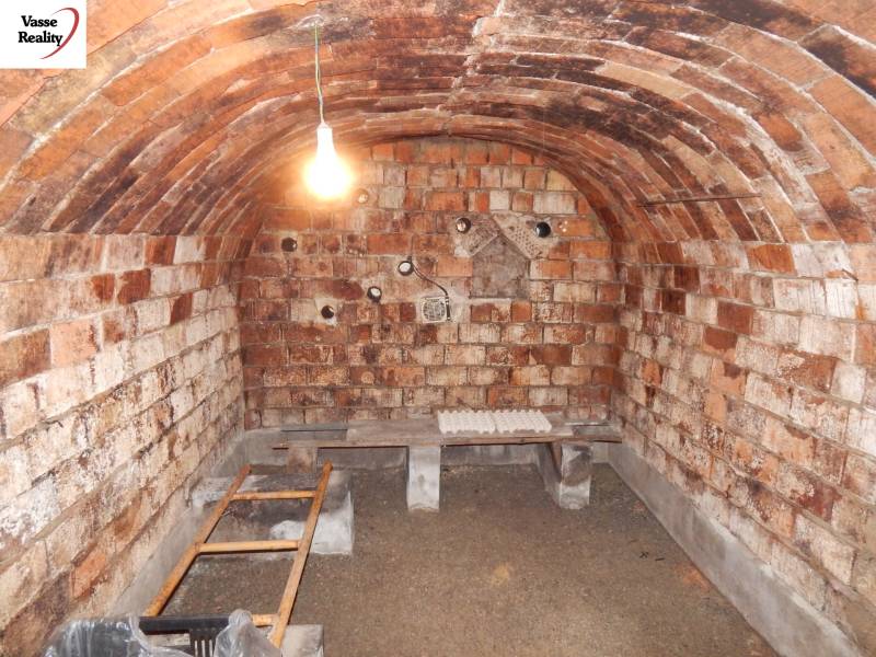 Ein Keller mit Ziegelwänden und einem Gewölbedecke in einem Einfamilienhaus.