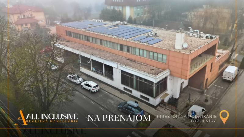 Ein Bürogebäude zur Miete in der Stadt Topoľníky, mit Parkplätzen und Solarpanelen.