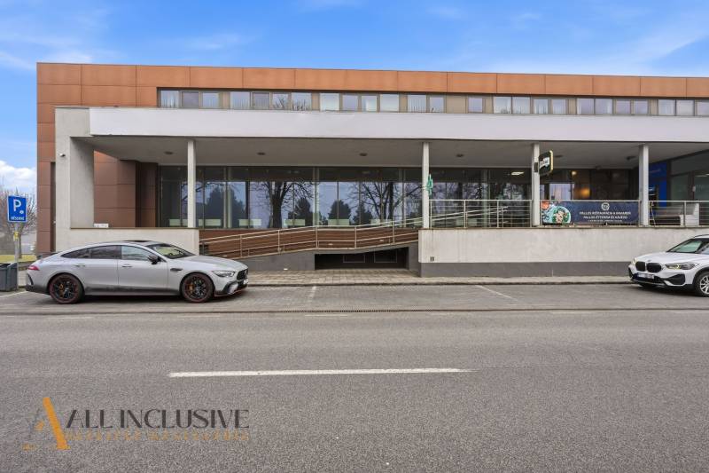 Gewerbeflächen in Topoľníky mit einem modernen Gebäude und Parkplätzen vor dem Eingang.