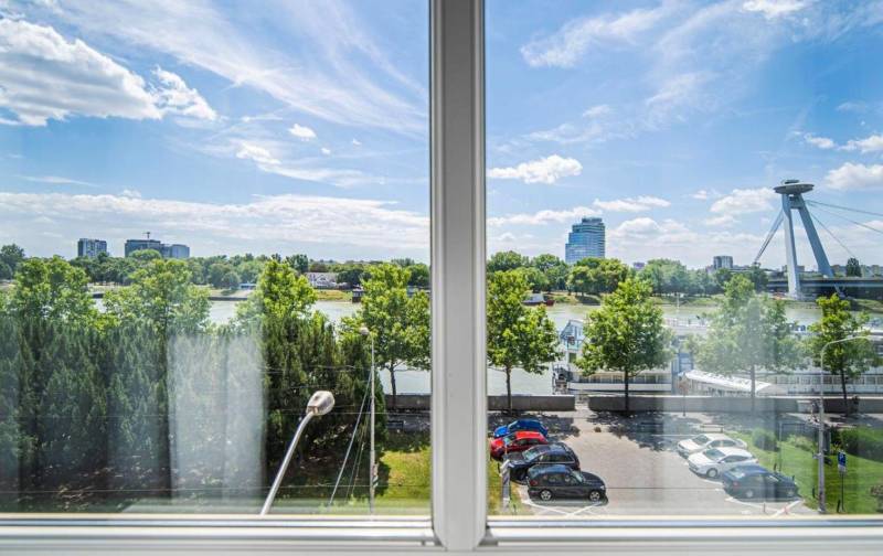 Blick aus dem Fenster einer Einzimmerwohnung an der Rázusovo nábrežie in Bratislava - Altstadt.