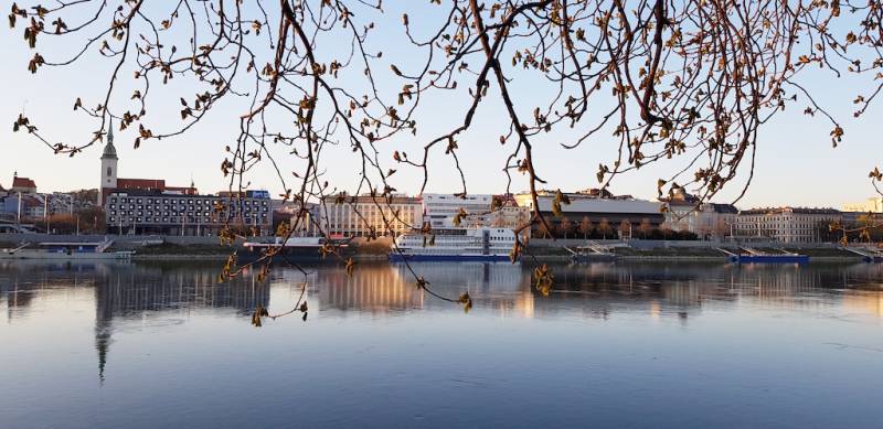 Panorama von Bratislava aus der Altstadt, Blick auf die Rázusovo Uferpromenade mit Spiegelung im Fluss.