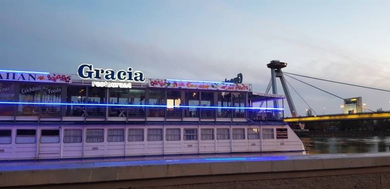 Restaurant auf dem Schiff Gracia mit Blick auf die SNP-Brücke in Bratislava.