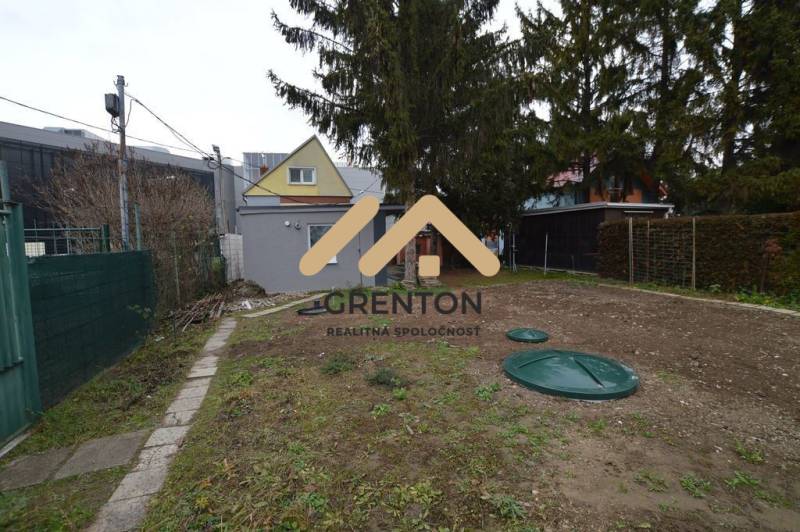 Gartenhütte in Bratislava - Ružinov, Studená Straße, umgeben von Bäumen und einem Zaun.