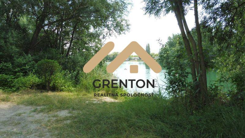 Die Natur am Wasser in Bratislava - Ružinov, Studená Chata, umgeben von Bäumen und Grün.