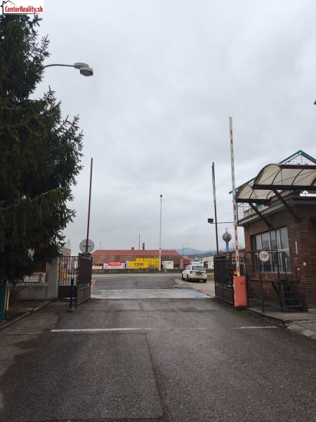 Tor und Einfahrt zu den Geschäftsräumen in der Košovská-Straße in Prievidza.