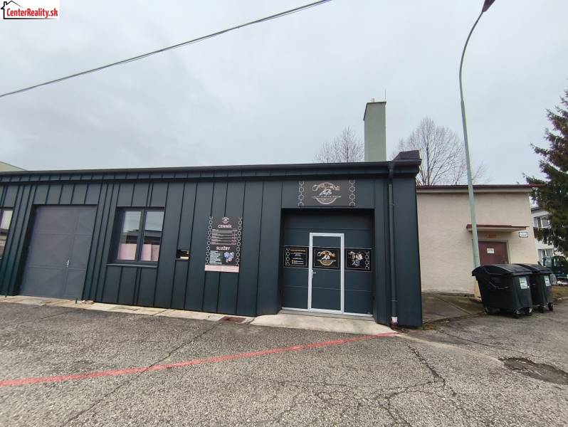 Gebäude mit Geschäftsräumen an der Košovská-Straße in Prievidza, Außenansicht.