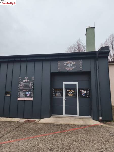 Außenbereich von Geschäftsräumen an der Košovská-Straße in Prievidza mit Informationstafeln.