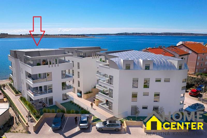 Blick auf die Meeresbucht mit einer Ferienwohnung in der Stadt Pag, moderne Architektur an der Küste.