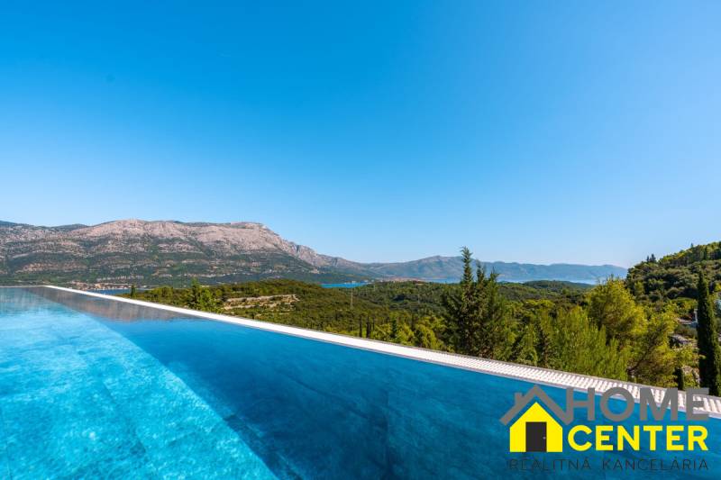 Der Blick von der Villa in Korčula auf den Pool und die Berge in der Ferne.