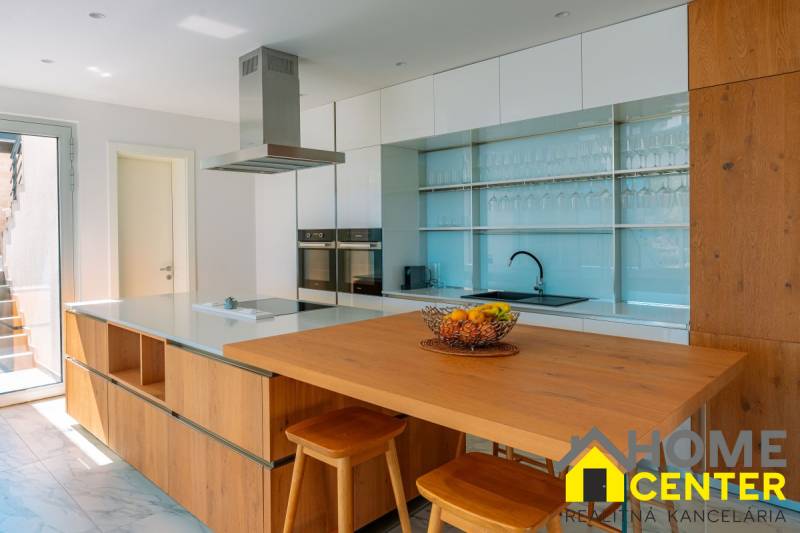 Küche in der Villa mit einem Tisch in Holzoptik und Obst in einer Schale.