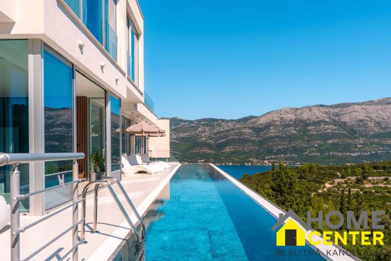 Villa in Korčula mit Pool und Blick auf die Berge und das Meer.
