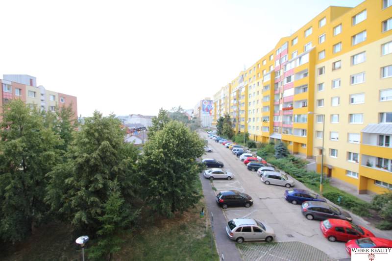 Wohnblöcke und Parkplatz in der Hany Meličkovej Straße, Bratislava - Karlova Ves.