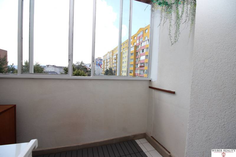 Ein verglaster Balkon in der Hany Meličkovej in Bratislava - Karlova Ves, mit vielfältigem Ausblick.