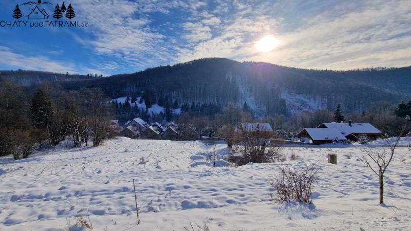 Verschneite Landschaft mit einem Berg auf den Erholungsgrundstücken, Fongrub, Mýto pod Ďumbierom.