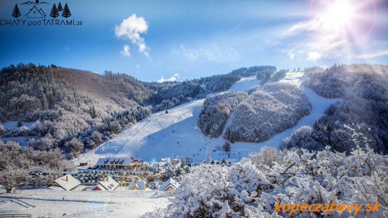 Verschneite Landschaft in Mýto pod Ďumbierom auf den Erholungsgrundstücken, Fongrub mit Skipiste.
