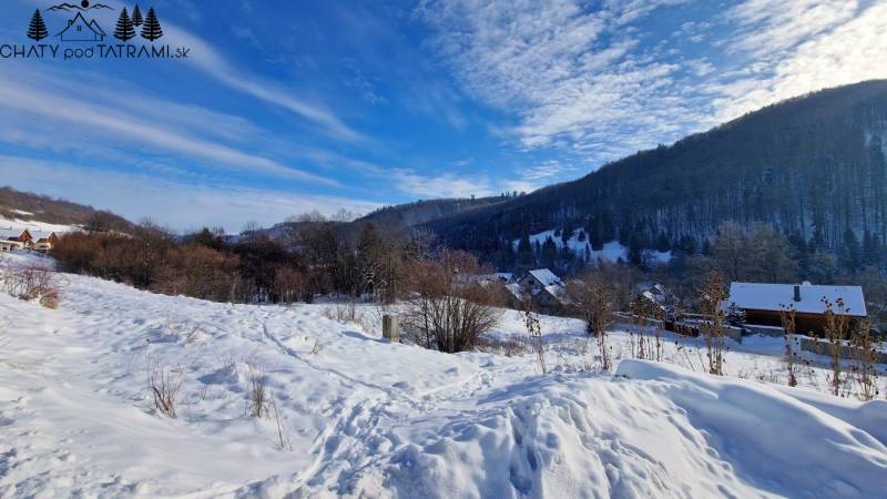 Verschneite Landschaft in Mýto pod Ďumbierom, auf Grundstücken in der Gegend Fongrub.