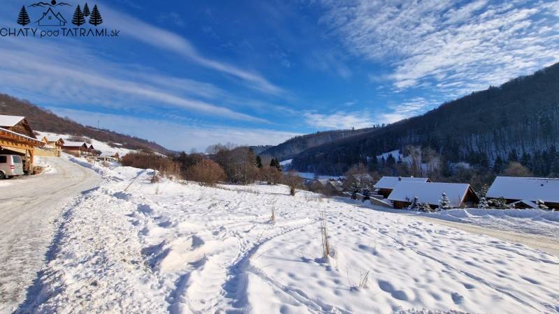 Winterlandschaft mit schneebedeckten Hütten in den Erholungsgebieten von Mýto pod Ďumbierom, Fongrub.