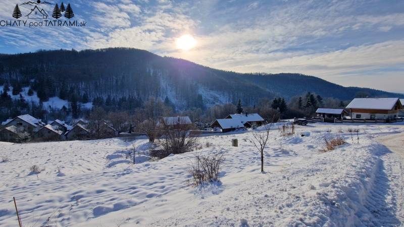 Winterlandschaft auf den Erholungsgrundstücken in Fongrube, Mýto pod Ďumbierom mit verschneiten Häusern und Wäldern.