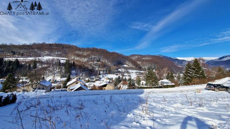 Verschneite Landschaft in Mýto pod Ďumbierom mit Blick auf Baugrundstücke.