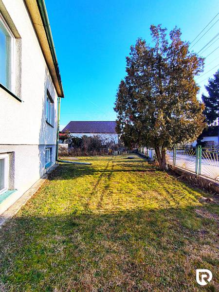 Ein Einfamilienhaus in der Sadová-Straße in Borský Mikuláš mit einem geräumigen Garten und Bäumen.