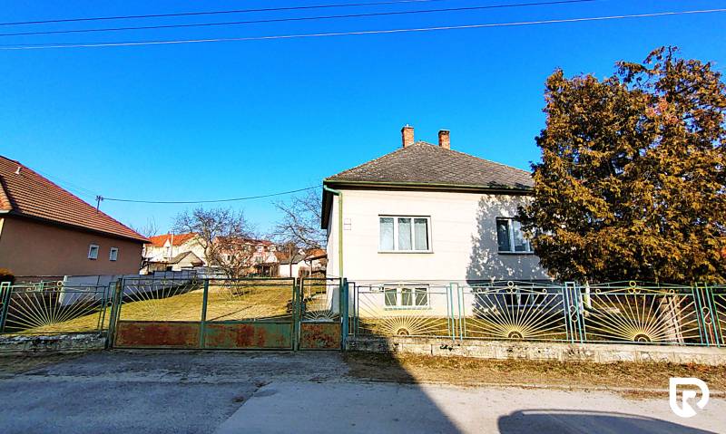 Ein Einfamilienhaus in der Sadova-Straße in Borský Mikuláš, mit zwei Schornsteinen und einem weitläufigen Hof.