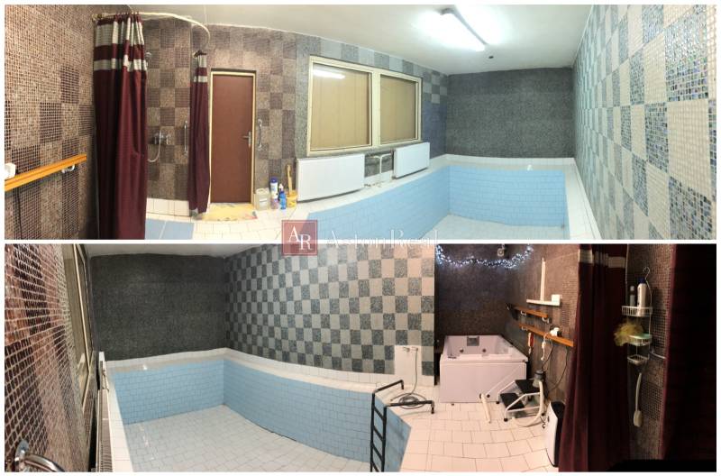 Innenraum mit Pool und Dusche in einem Einfamilienhaus aus rechteckigen Fliesen und Mosaik.