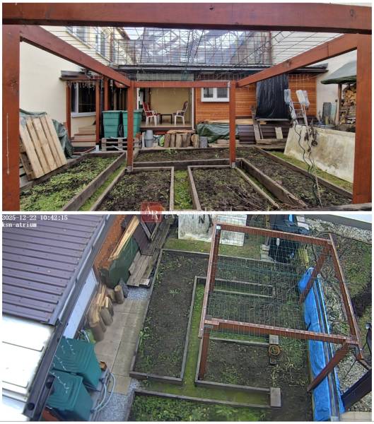 Garten bei einem Einfamilienhaus in der Laborecká-Straße in Spišská Nová Ves mit einem Blumenbeet.