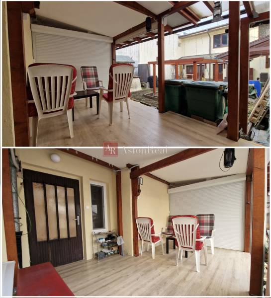 Der Garten des Einfamilienhauses in der Laborecká-Straße in Spišská Nová Ves mit Plastiksitzmöbeln.