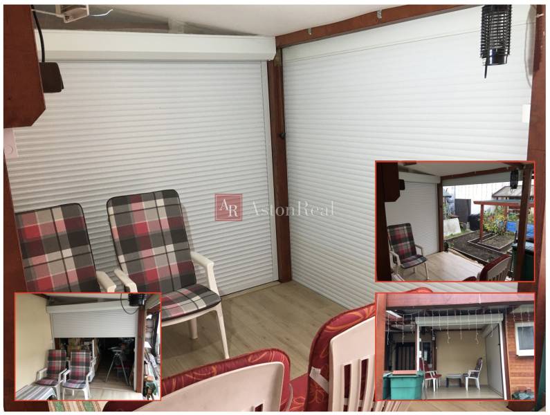 Sommerterrasse eines Einfamilienhauses mit Sitzbereich und Boden in Holzoptik.