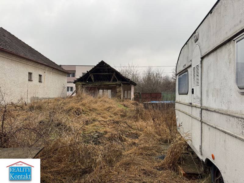 Verwahrloste Grundstücke zum Wohnen mit Anhänger in der Dubník-Straße, in der Stadt Dubník.