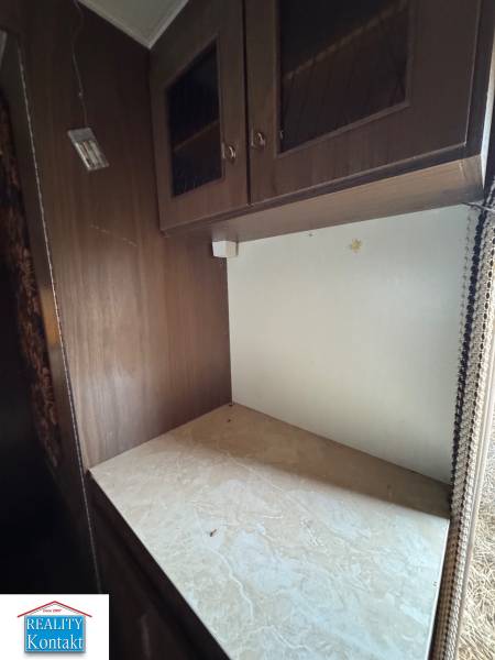 Küchenschrank mit Regal und Marmorplatte im Angebot Grundstücke - Wohnen.