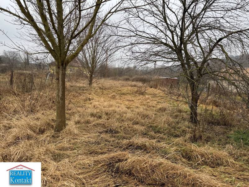 Grundstück zum Wohnen in Dubník in der Dubnícka-Straße, umgeben von Bäumen und Grasbewuchs.
