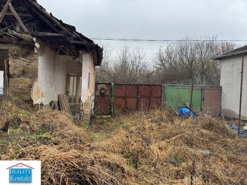 Ein Garten mit einem verfallenden Gebäude auf einem Wohnbaugrundstück in der Straße in Dubník.