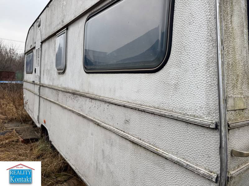 Alte Wohnwagenkonstruktion bei Dubník auf einem Grundstück im Bereich Dubník, Grundstücke - Wohnen.
