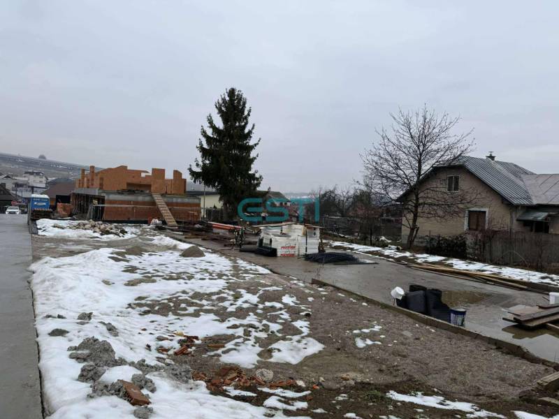 Bauplatz eines Einfamilienhauses in Višňové in der Višňová-Straße mit Schneeflächen.