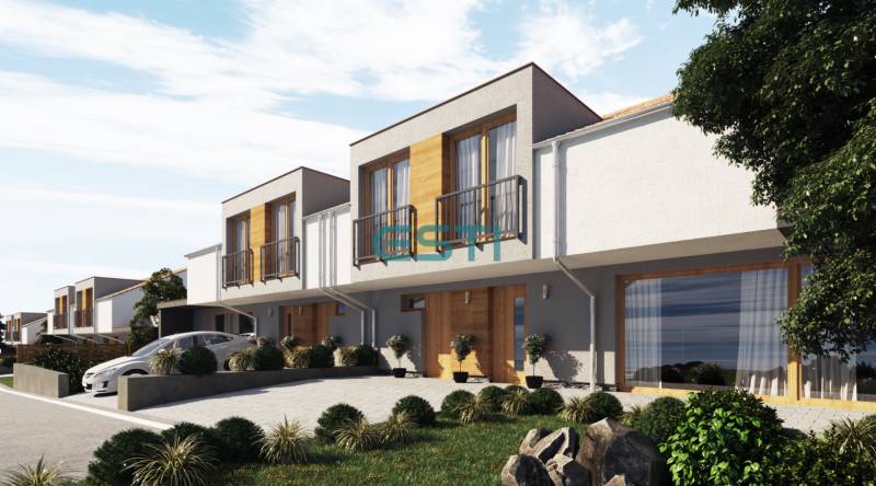 Einfamilienhäuser in Višňové in der Straße Višňové, mit eleganten Fassaden und gepflegtem Garten.