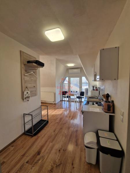 Innenraum eines Einfamilienhauses mit Küche und Essbereich, Boden mit Holzdekor.