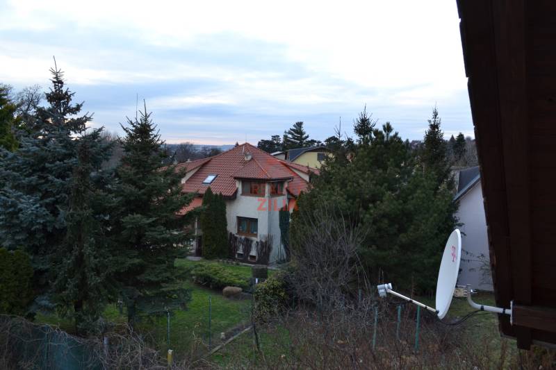 Ein Einfamilienhaus in der Jelenecká-Straße in Nitra, umgeben von Grün und einer Satellitenschüssel.