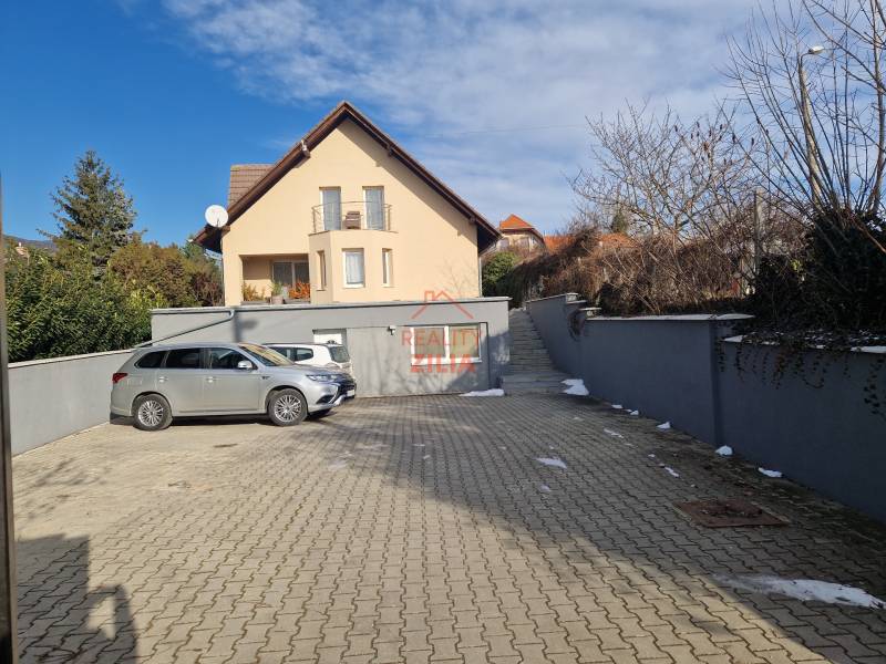 Parkplatz mit zwei Autos vor einem Einfamilienhaus in der Jelenecká-Straße in Nitra.