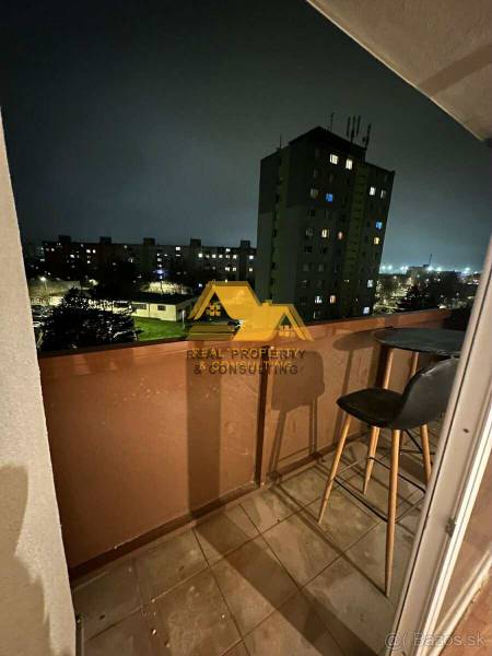 Nächtlicher Ausblick vom Balkon einer 2-Zimmer-Wohnung in Nové Zámky auf die Straße Nové Zámky.