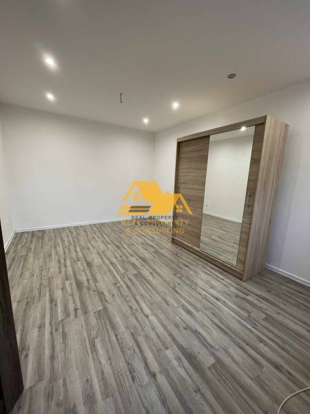 Innenraum einer 1-Zimmer-Wohnung mit Holzboden und Einbauschrank.