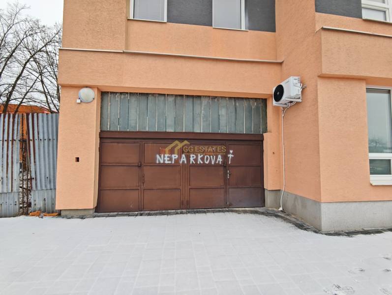 Garagen auf der Hviezdoslavova-Straße in Michalovce mit Parkverbot am Tor.